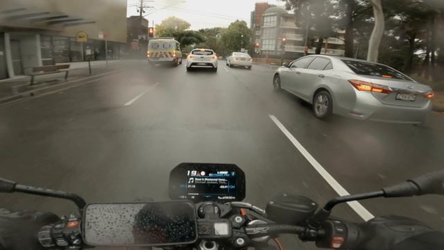 BMW S1000R | First Ever Litre Bike | Singin' In The Rain смотреть онлайн