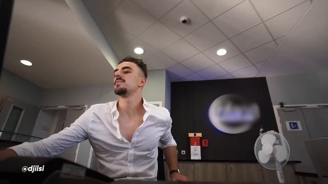 LE PIRE EMPLOYÉ D'UN HOTEL ! CACHE LA CAM #8 смотреть онлайн