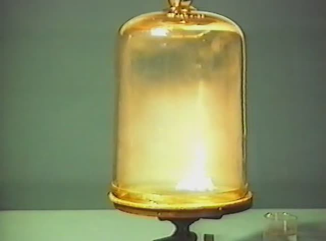 Физика. Опыты. Реальные газы и жидкости. Образование тумана при адиабатическом расширении воздуха смотреть онлайн