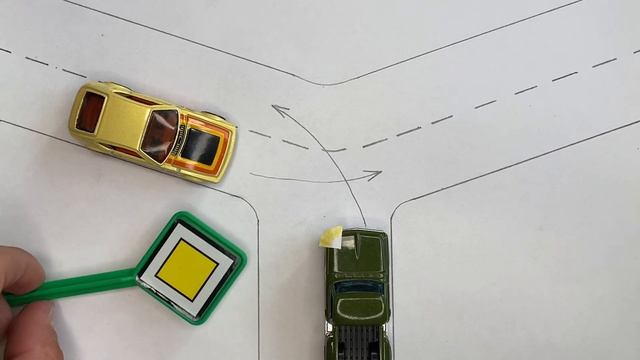 Кто проедет нерегулируемый т-образный перекрёсток первым? Рассмотрим 3 варианта перекрёстка. Пдд смотреть онлайн