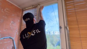 Как наклеить пленку на окна в домашних условиях. Установка солнцезащитной пленки LUXFIL R Silver 35