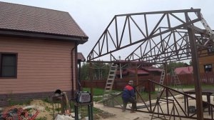 Смог построить навес для автомобиля своими руками. Сделал из профильной трубы. Поднял Фермы один.