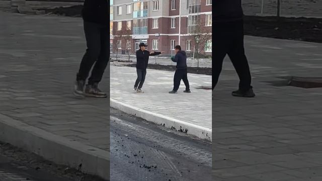 Строители дорог устроили поединок во время работы смотреть онлайн