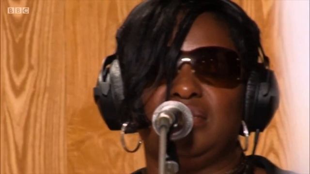 Calvin Harris - Fire (Kasabian Cover) | BBC Radio 1 - Live Lounge (2009) смотреть онлайн