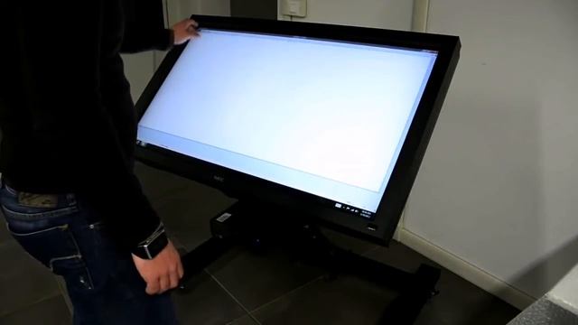 Windows 8 preview on Interactive Box 42" Multitouch Desk смотреть онлайн