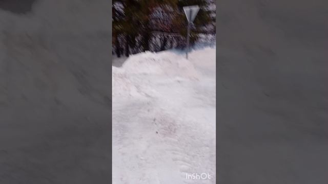 Взрыв петарды разрывает булыжники