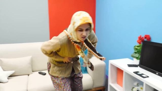Komik video! Fındık ailesi! Ayşe teyze yanlışlıkla müshilli supangle yiyor смотреть онлайн