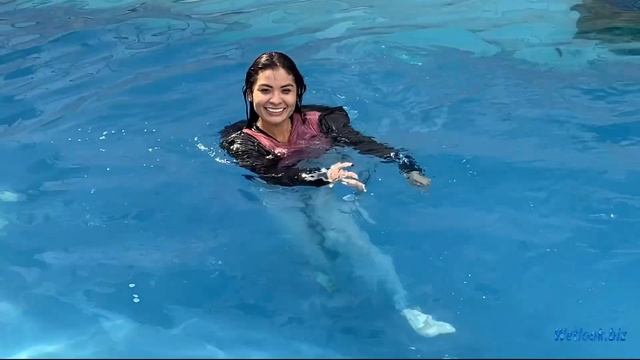 Wetlook girl get wet in Pool | Wetlook swimming while fully dressed смотреть онлайн