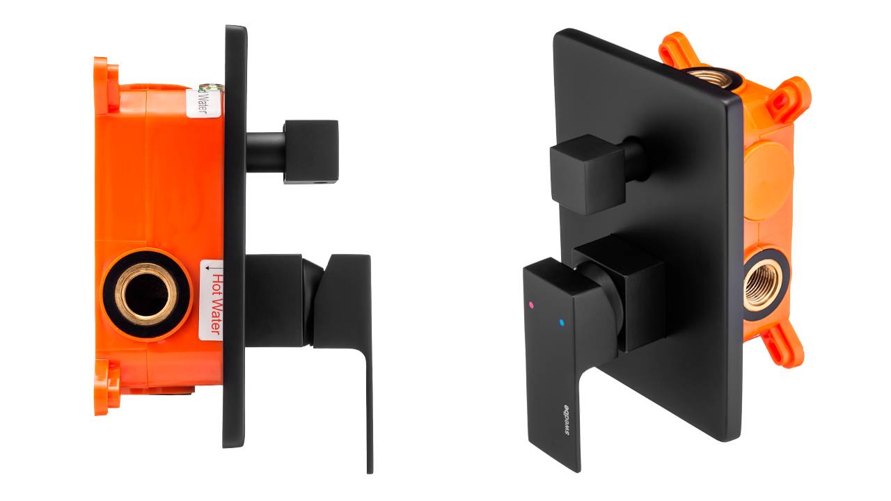 Распаковка черного встраиваемого смесителя в монтажном боксе Swedbe Platta 5519B смотреть онлайн