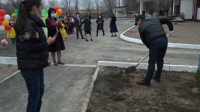 Көктемнің жадыраған шуақты күндерін пайдаланып тал-дарақтар отырғызылып Жер-Анаға тамыр тартты смотреть онлайн
