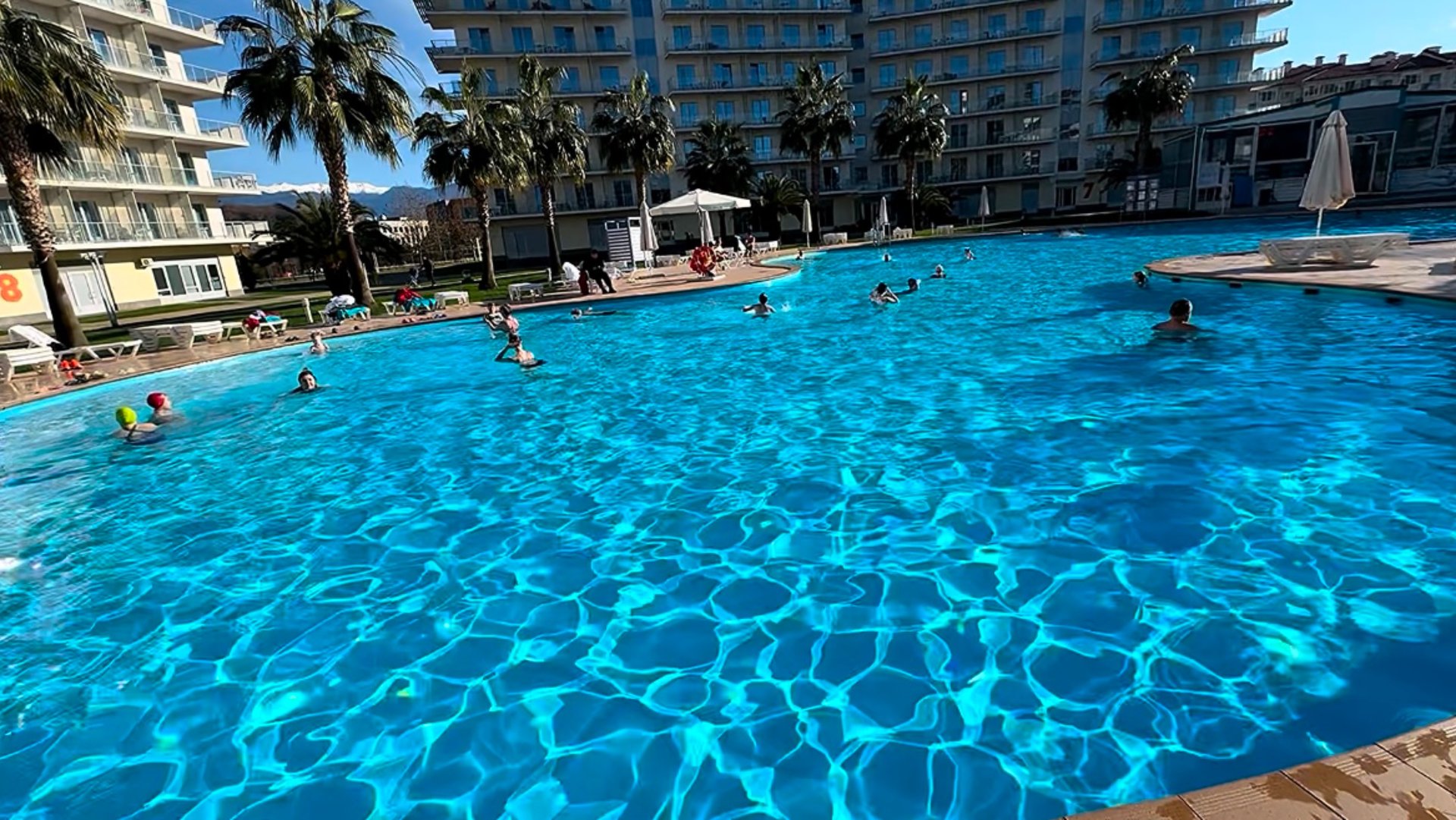 Не ожидали, сегодня +21 🌴 в Сочи Парк Отеле. Все купаются зимой. Отлично отдыхаем на Черном море смотреть онлайн