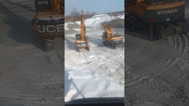 экскаваторщик на двух экскаваторах работает