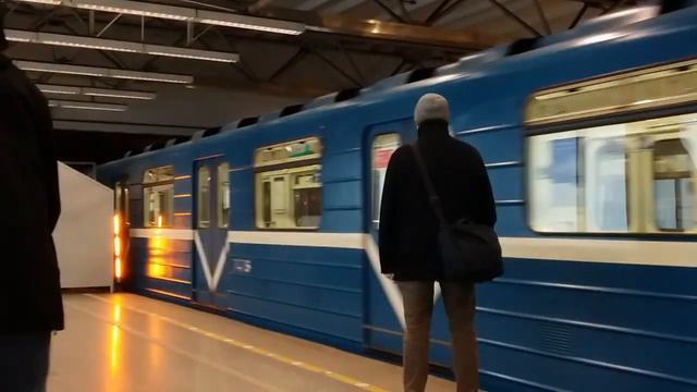 Вагон приехал прямоугольный с полосками смотреть онлайн