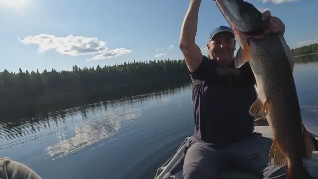 Рыбалка на озере, щука крупная есть! смотреть онлайн