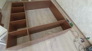 Как закрепить мебельные полочки в один уровень