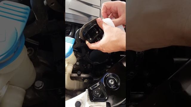 VW JETTA 1.6 TDİ YAKIT MAZOT FİLTRE DEĞİŞİMİ FUEL FILTER REPLACAMENT смотреть онлайн