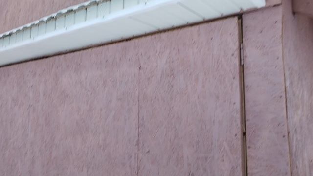 навес над гаражными воротами и входной дверью.