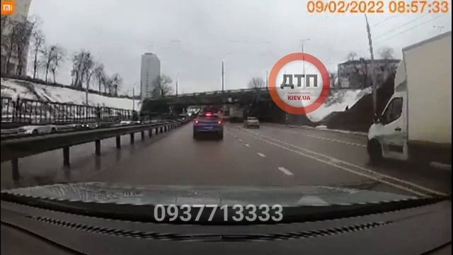 В Киеве на Победы нащадок спортсмен покоряет трёхмерное пространство против шерсти в левом ряду смотреть онлайн