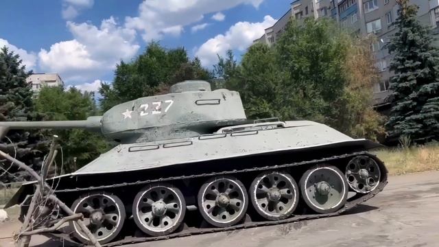 WWII-Era Russian T-34 Tank Abandoned in Ukraine смотреть онлайн