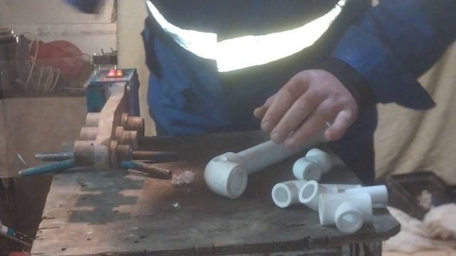 Как сделать врезку в отвод из полипропилена без тройника! смотреть онлайн