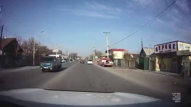Кудай сактады! Катуу ылдамдыктагы унаа окуучу балдарды уруп кете жаздады смотреть онлайн