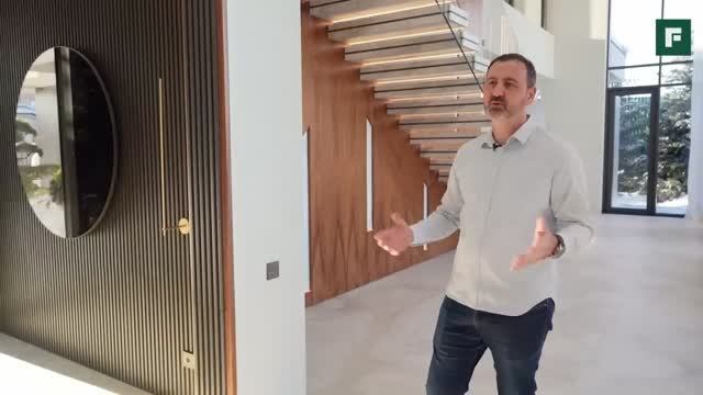 Дом из стекла! Обзор прозрачной виллы с панорамным 7-метровым витражом от «АЛЮТЕХ» смотреть онлайн