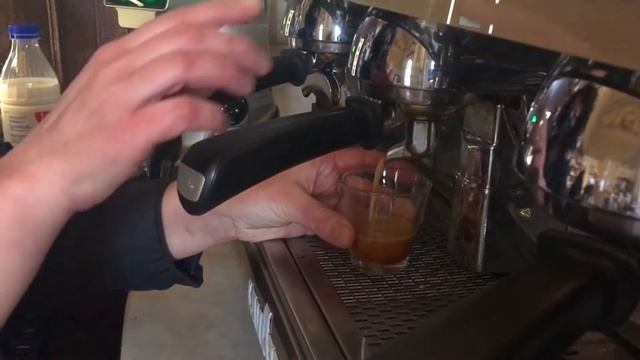 UN CAFFE' AL VETRO - ESPRESSO IN A GLASS смотреть онлайн