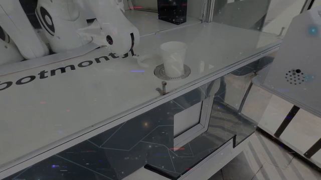 Moscow, robot 🤖 is selling coffee, parks, marry-go-round, MARK Energy and his family смотреть онлайн