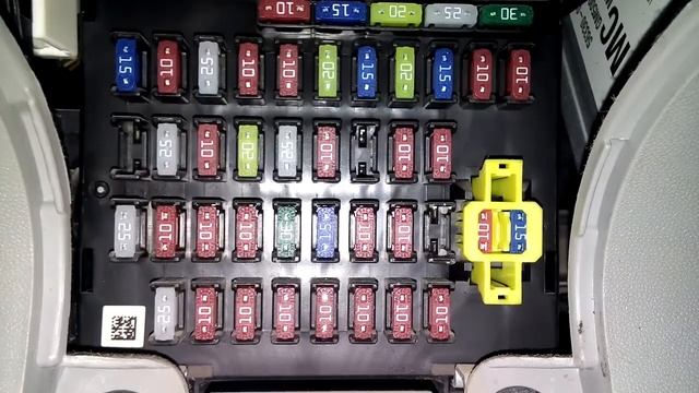 Caja de Fusibles (Fuse Box) attitude 2014 Dogde смотреть онлайн