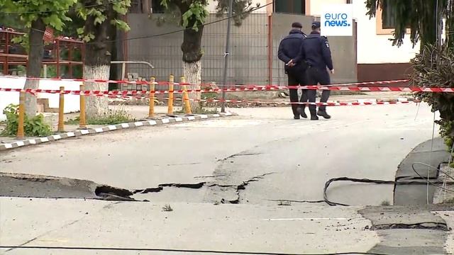 Romania: enorme voragine a Slănic Prahova, evacuate oltre 40 persone смотреть онлайн