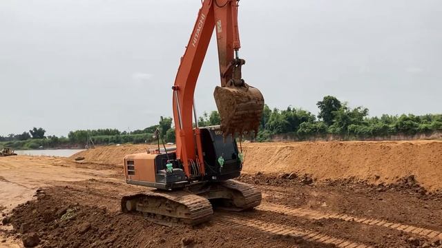 HITACHI ZX200-5G VS CATERPILLAR 320DL super long fort บูมยาว18เมตร Excavator เล่นงานริมน้ำชี EP.122 смотреть онлайн