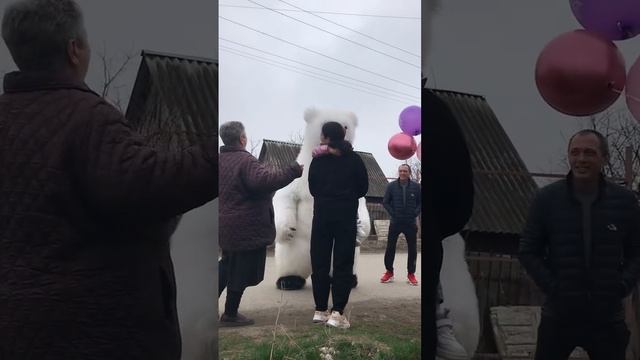 Смотрите что он вытворяет! Белый медведь на день рождения смотреть онлайн