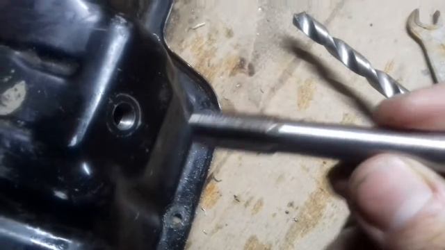 Как нарезать резьбу под новую пробку если сорвана резьба в поддоне.