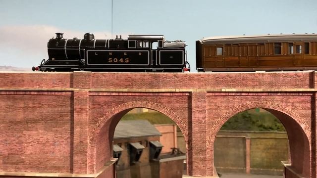 Sonic Models OO Robinson Class A5 4-6-2 Tank Locomotive at Neville Grove. смотреть онлайн