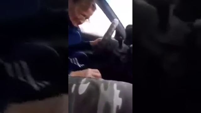 Тупая бабка учится на права смотреть онлайн