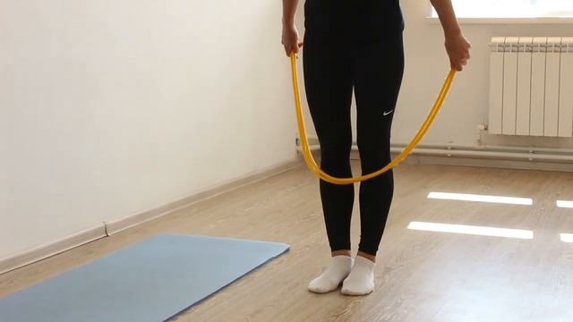 Прыжки через вдвое сложенную скакалку назад смотреть онлайн