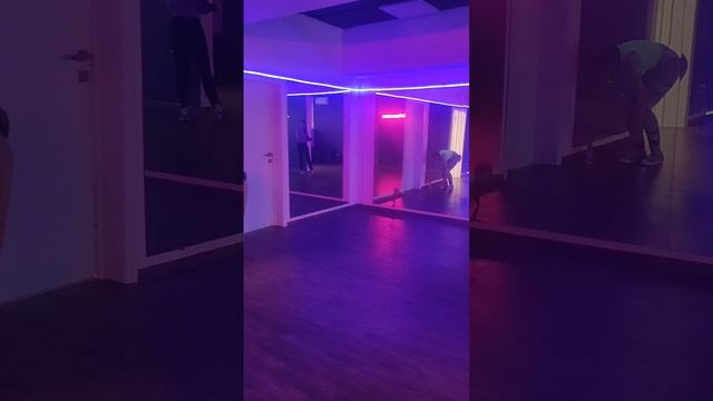 Занятия танцами в красивом зале. смотреть онлайн