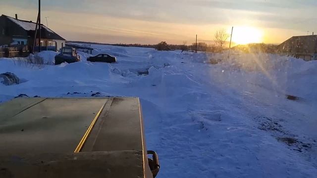 Запуск после зимы: К-701 против Т-150К #09 смотреть онлайн