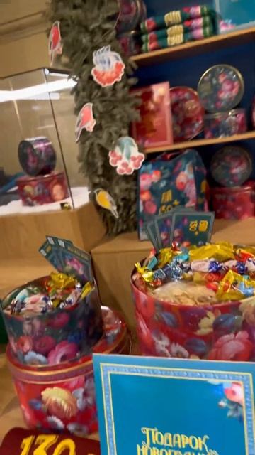 New year cakes n chocolates #гум #москва #россия #viral #russia #shorts #2024 #youtube #redsquare смотреть онлайн