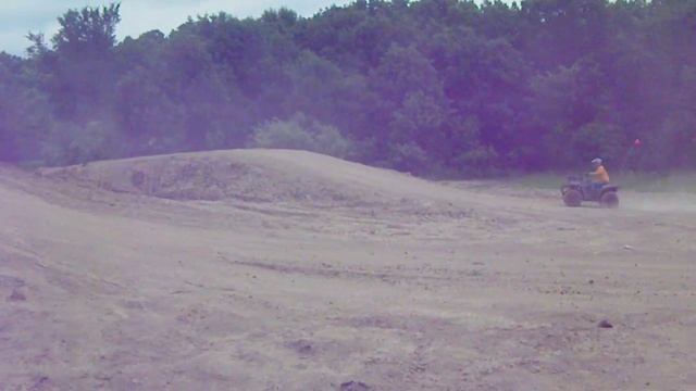 jumping a 98 yamaha grizzly 600 ( AT 60 MPH!!!!!!! ) смотреть онлайн