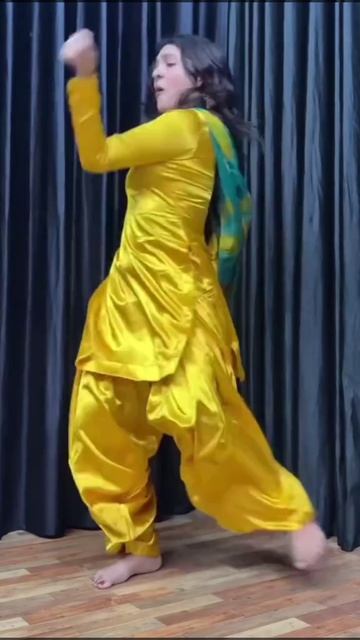 Beautiful Young Hot Dancer Girl смотреть онлайн