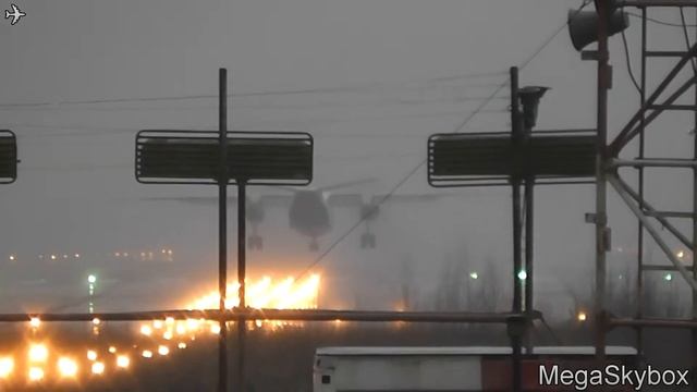 Антонов Ан-26 посадка в дождь/туман Antonov An-26 landing in the rain/fog смотреть онлайн