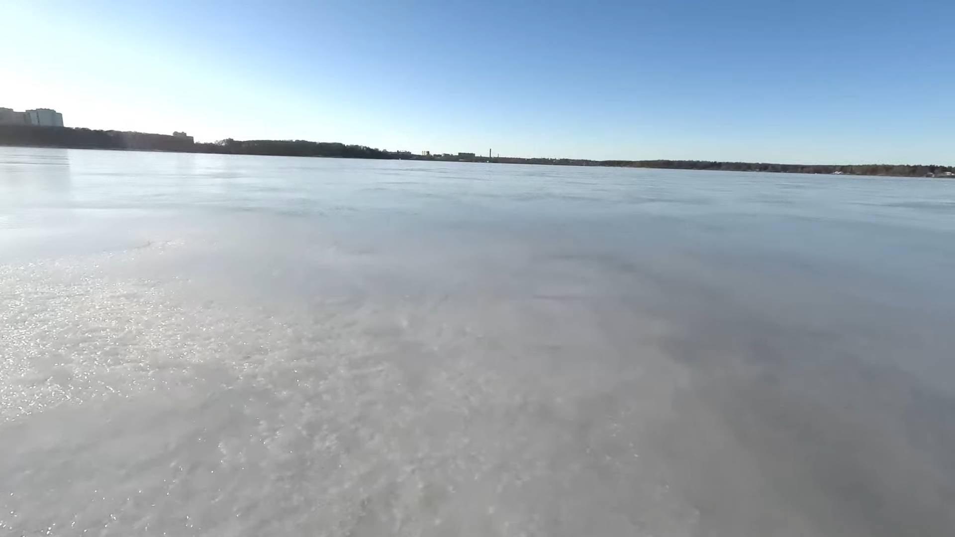 Едем на фэтбайке по тонкому льду озера Сенеж в Солнечногорск.Лед не стабилен.Что он творит? Доедет? смотреть онлайн