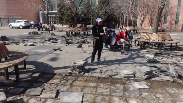 广场改造抠大理石搬回家，铺到牛棚过道肯定干净，一天搬回1000块 смотреть онлайн