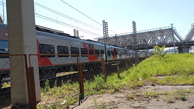 ЭС2Г - 141 (Ласточка) и ЭГЭ2Тв - 021 "Иволга 4.0" Около станции Лихоборы смотреть онлайн