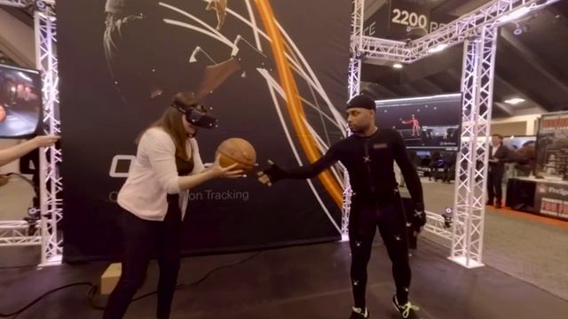 I tried to play basketball wearing a VR headset (360 video) смотреть онлайн