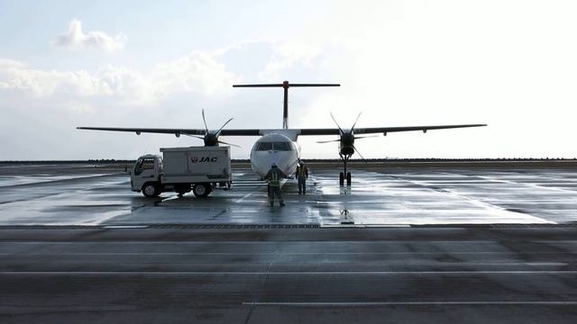 JAC DHC-8-402 Enjine Start ＆Spot Out　（JN3722　Amami Oshima Gate2） смотреть онлайн