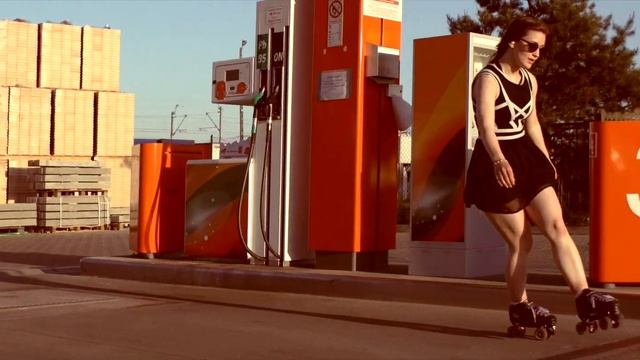 It's Summer Of 2020 And I'm Rollerskating To Chill Music