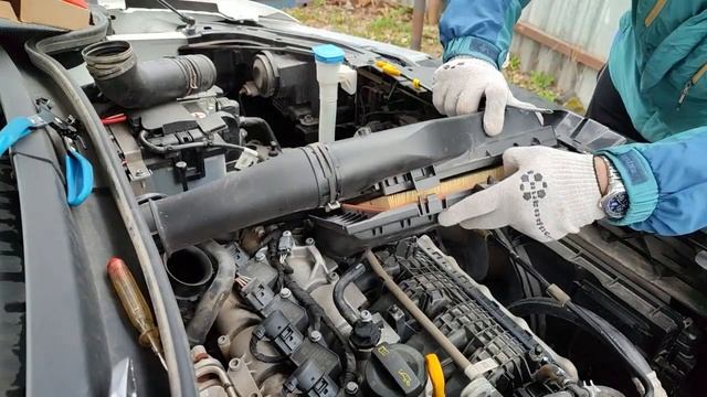 Замена воздушного фильтра на Jetta Vs5