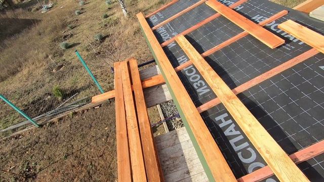 Парень монтирует обрешетку с помощью двух шаблонов. Строительство односкатной крыши своими силам смотреть онлайн